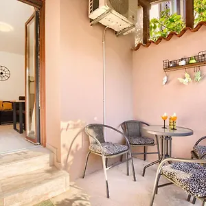 Amphitheater 3+2 Modern With Terrace, Wifi, Netflix Pola