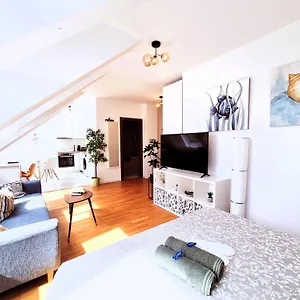 https://old-town-lovely-loft.bucharesthotelsnow.com